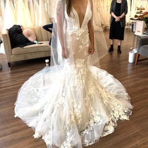 Selling brand new wedding dress